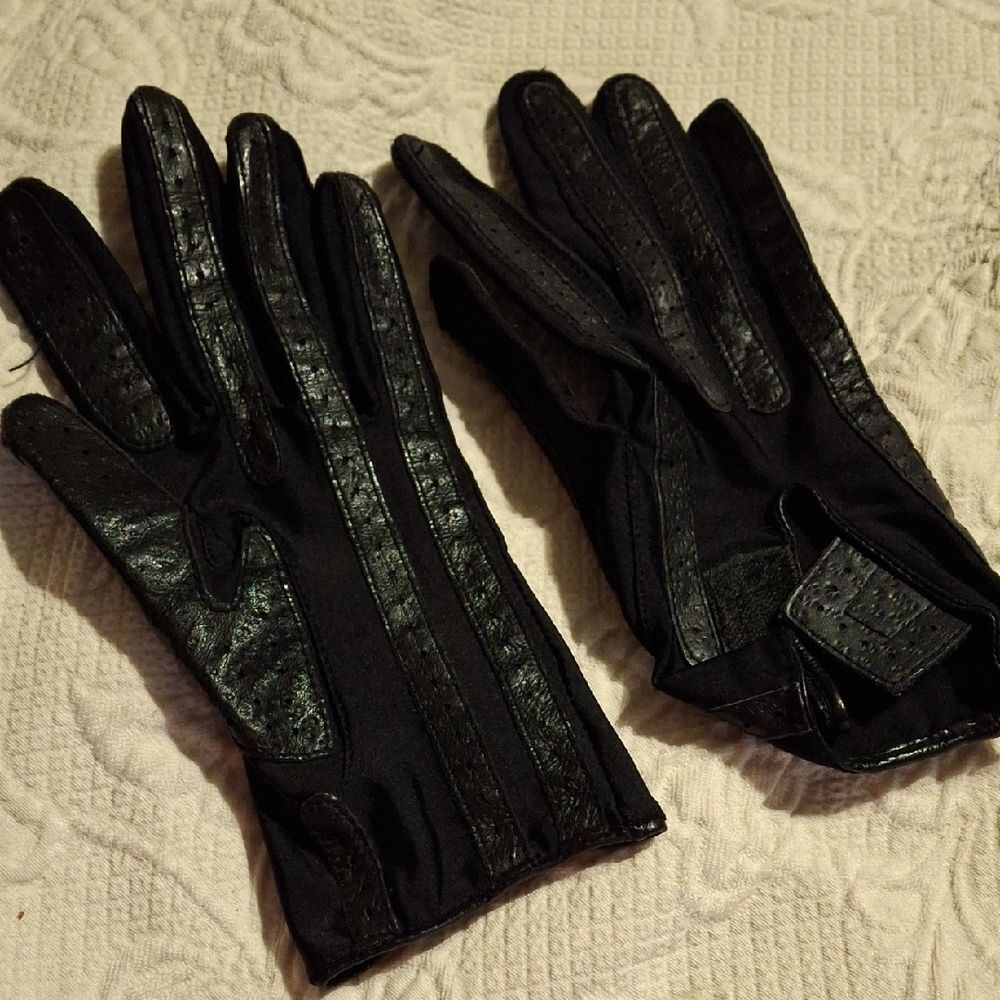 Isotoner Elegant Black Leather Gloves